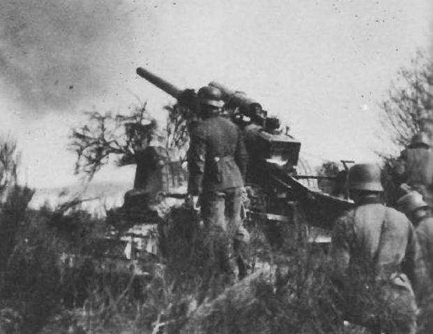 Obús del 73 Artillerie Regiment bombardeando Bzura