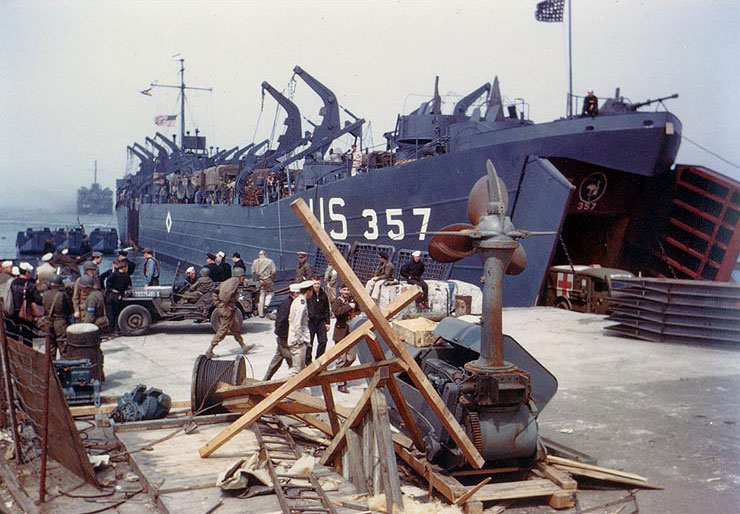 El USS LST-357 siendo cargado antes de la invasión. Conocido normalmente por su tripulación como Palermo Pete, su objetivo fue el de desembarcar en la playa de Omaha