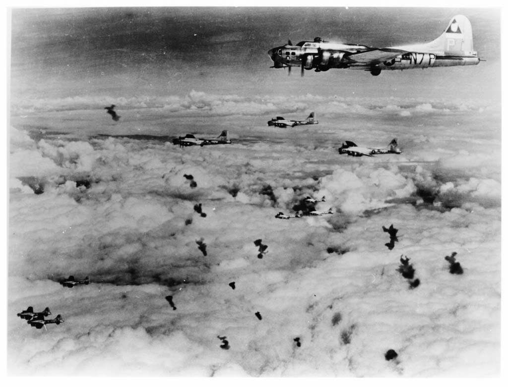 Formación de B-17 recibiendo intenso fuego antiaéreo