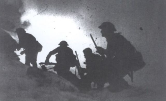Una de las imágenes más famosas de la Operación Archery. Comandos tomando tierra en la isla de Maaloy