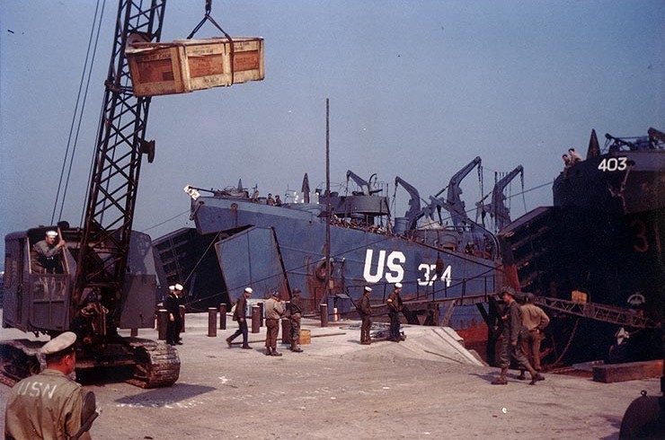Las USS LST -Landing craft tank- 374 y 403, siendo cargadas por grúas móviles, durante la preparación para la invasión de Normandía, en torno a finales de mayo y principios de junio 1944