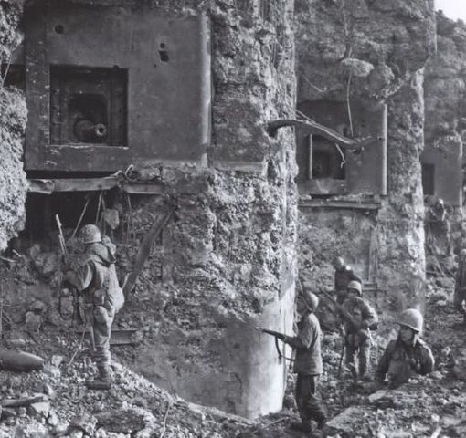 Soldados norteamericanos de la 44ª División de infantería en la Línea Maginot. En la imagen, inspeccionando unos fortines en las afueras de Bitche. 18-19 de diciembre de 1944