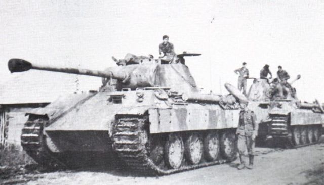 Panthers de la 10ª Brigada Panzer, durante un alto en los combates