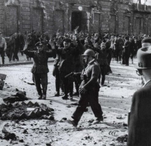 Tropas alemanas de la central telefónica rindiéndose al AK el día 20 de Agosto de 1944. Un total de 157 alemanes fueron capturados por los sublevados