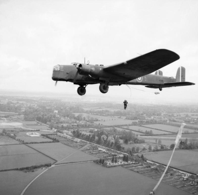 Paracaidistas británicos saltando de un Armstrong Whitworth Whitley