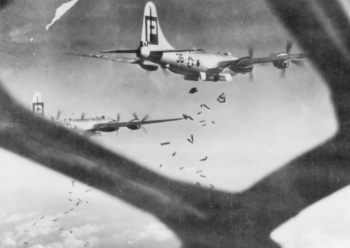 B-29 arrojan bombas incendiarias durante una incursión diurna sobre Japón