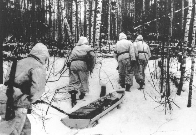 Soldados de la SS Totenkopf arrastrando un trineo en el sector de Demyansk. Enero 1942