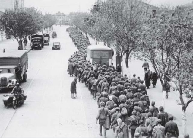 Los alemanes capturaron en la batalla de Kharkov a más de 200.000 prisioneros soviéticos, muchos de ellos se presentarían voluntarios como tropas auxiliares del 6º Ejército alemán en su avance hacia Stalingrado