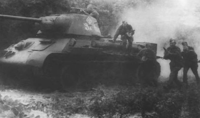 Tanque T-34 e infantería soviética en Bielorrusia. Julio de 1944