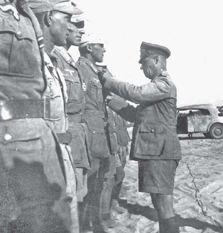 Condecorando a soldados del Afrikakorps con la Cruz de Hierro de 2ª Clase. 31 de agosto de 1942