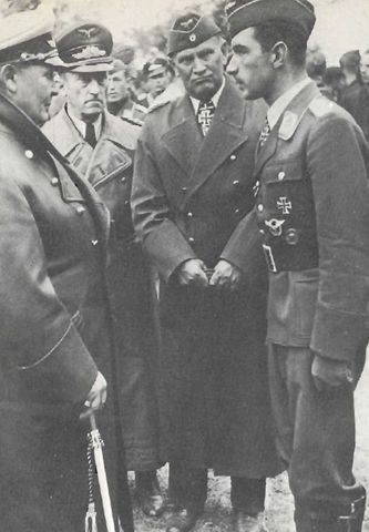 Uno de los ases de la Luftwaffe, el piloto de Me Bf 109, Werner Mölders, derecha, charlando junto al Reichmarschall Goering