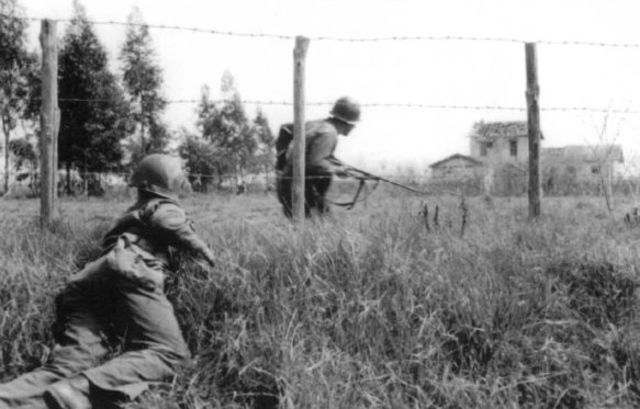 Infantería estadounidense atacando una granja en Ceretto Alto. 14 de abril de 1944