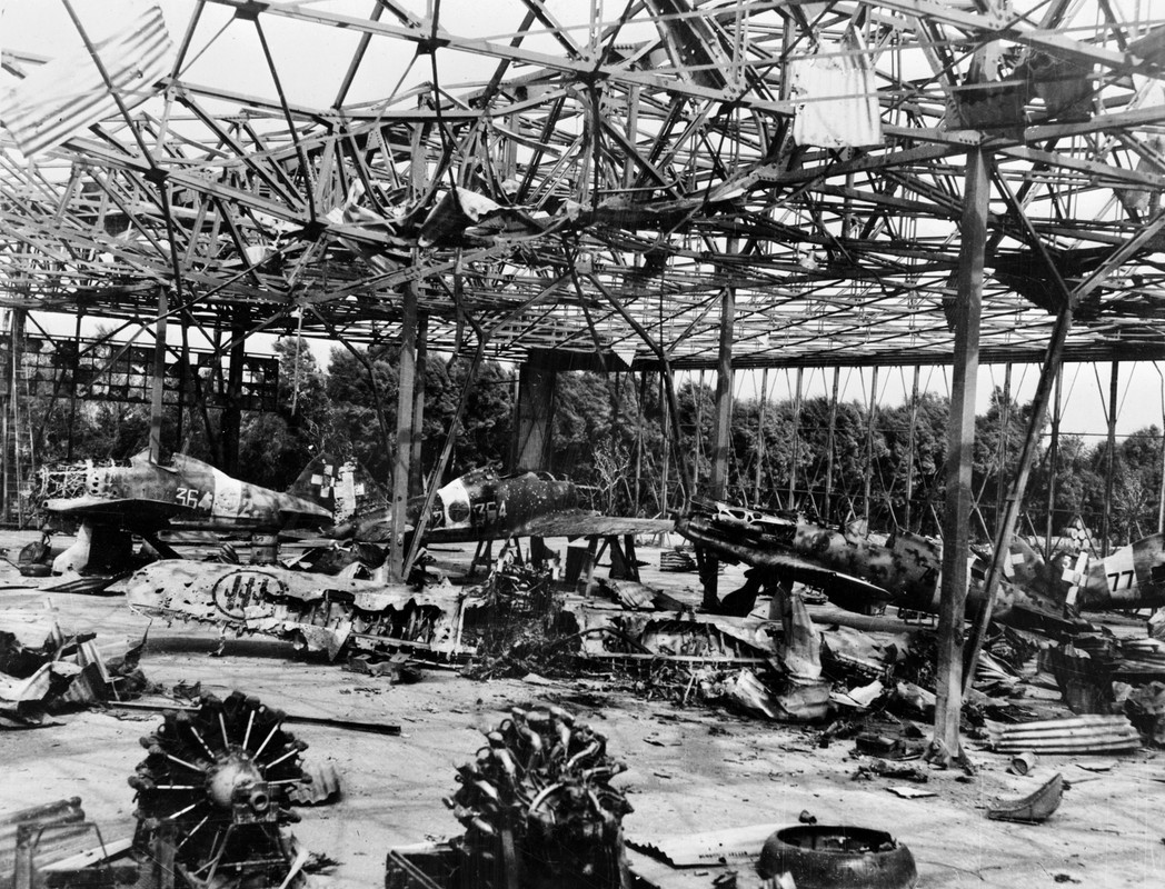 Varios Macchi MC.200 Saetta destruidos en un hangar del Aeródromo de Castel Benito, Trípoli, Libia, a principios de 1943