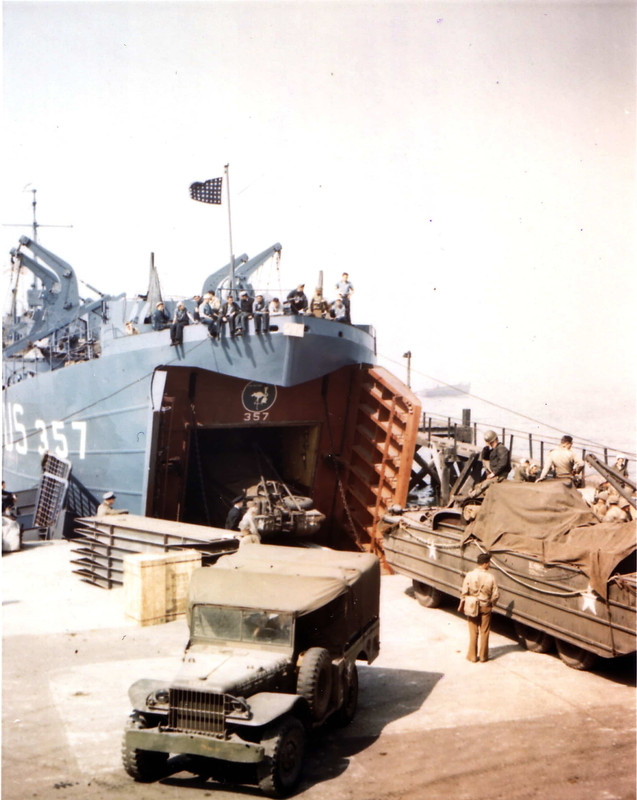 ST-357 en un puerto en el sur de Inglaterra que se está cargando con DUKWs para la invasión de Normandía del Día D, a principios de junio de 1944