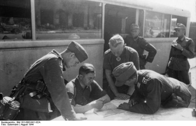 Un informador muestra a Reinefarth y sus ayudantes las posiciones polacas en Wola