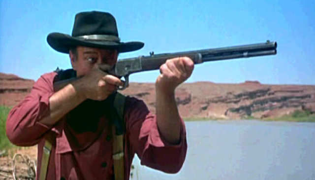 Ethan Edwards, John Wayne, usando un Winchester 1892 en el Western clásico de 1956 The Searchers dirigido por John Ford