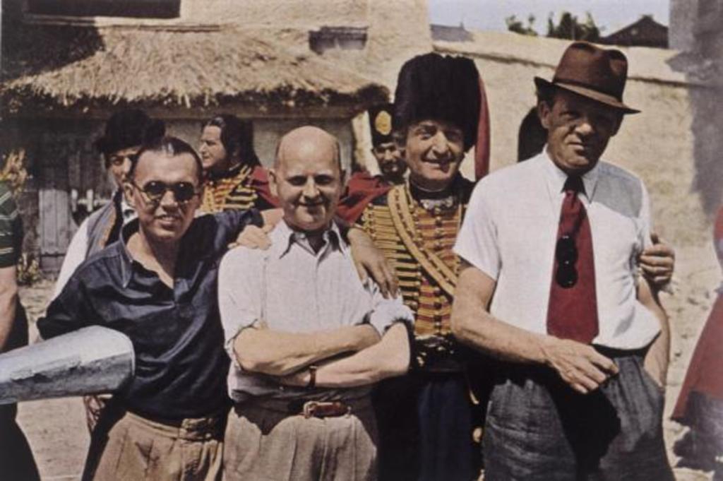 Selpin de camisa azul junto a algunos miembros de una película durante la filmación Selpin de camisa azul junto a algunos miembros de una película durante la filmación