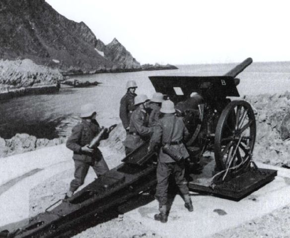 Defensas alemanas en la costa de Noruega. En la imagen un cañón Schneider francés MLE de 105 mm muy similar a los capturados por los comandos en Maaloy durante la Operación Archery