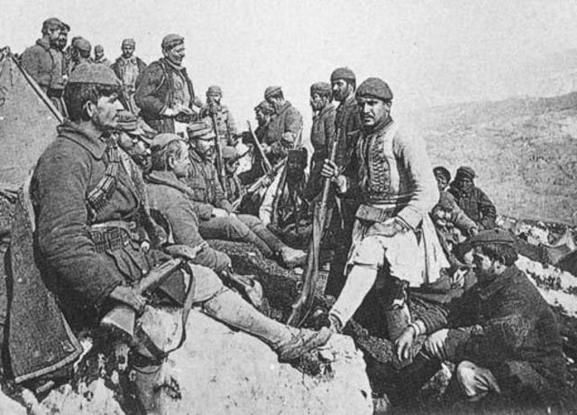 Grupo de Evzones griegos, durante años hasta 1944, fueron considerados tropas de élite y estaban en primera línea de los ataques griegos, esta imagen es de mayo de 1918