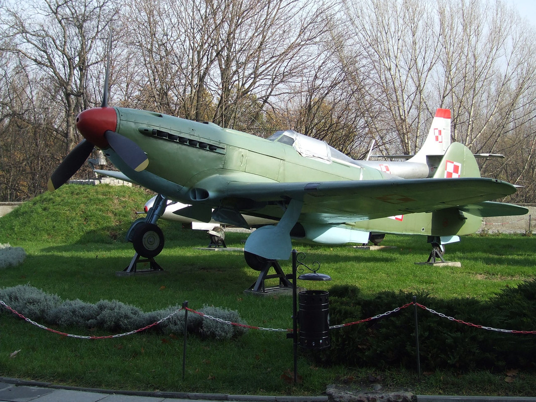 Yakovlev Yak-9 está en exhibición en el Museo Naval Polaco, en Varsovia, Polonia