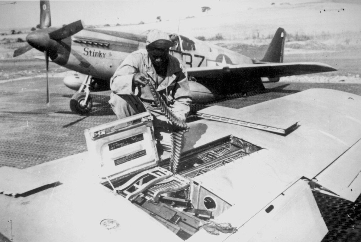 Armero preparando un North American P-51B Mustang del Escuadrón Nº 332 en Italia, en septiembre de 1944