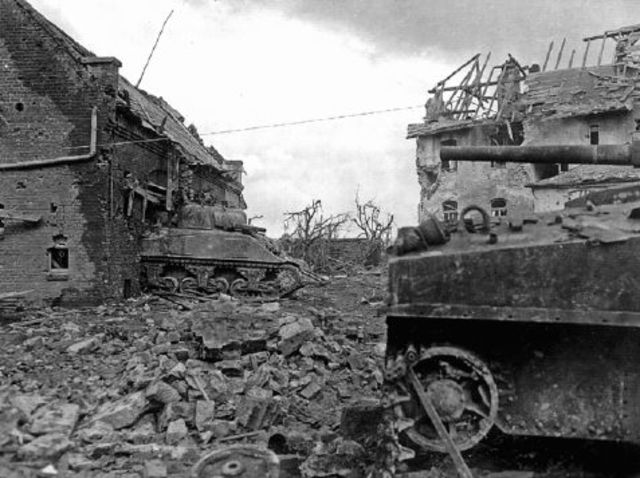 Tanques Sherman del 709 Batallón de Tanques en la población de Hürtgen