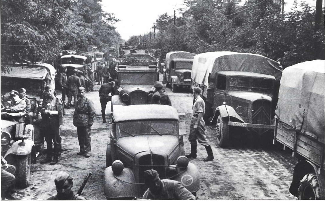 Columna de la Luftwaffe hacia el frente, norte del Cáucaso, agosto de 1942
