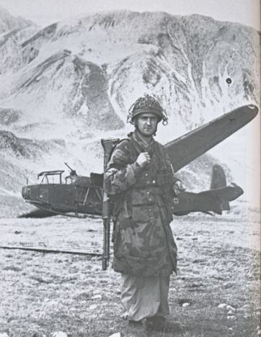 Fallschirmjäger armado con el fusil FG-42 posando junto a un planeador en el Gran Sasso