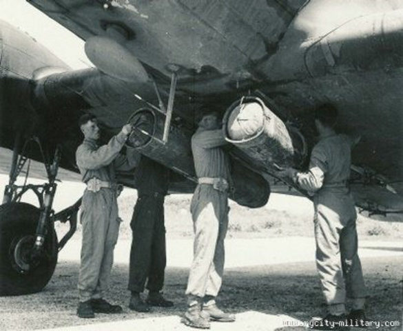 Montando contenedores con las Welbike en un C-47