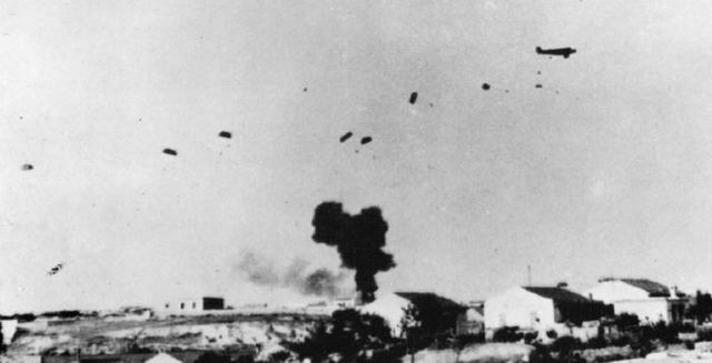Fallschirmjägers descendiendo sobre el aeródromo de Heraklion. Obsérvese la columna de humo producida por un Ju 52 al estrellarse. 20 de Mayo de 1941