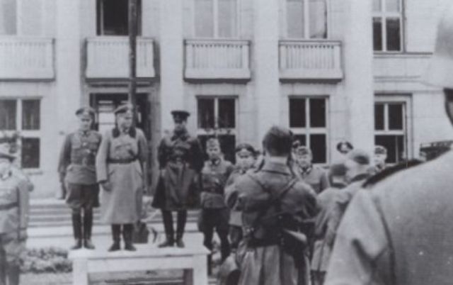 Guderian, centro, junto al general soviético Krivoshein en Brest-Litovsk. 22 de septiembre de 1939
