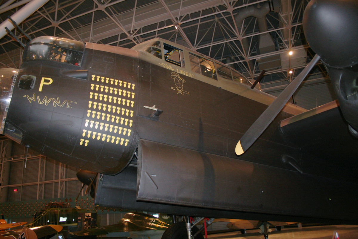Avro 683 Lancaster B-X Nº de Serie KB944 se exhibe en el Canada Aviation Museum en Ottawa, Ontario, Canadá