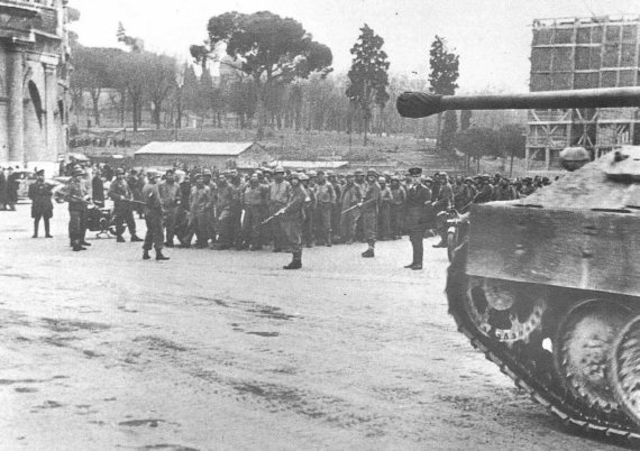 Soldados estadounidenses capturados en Anzio. En primer plano a la derecha, un Panther