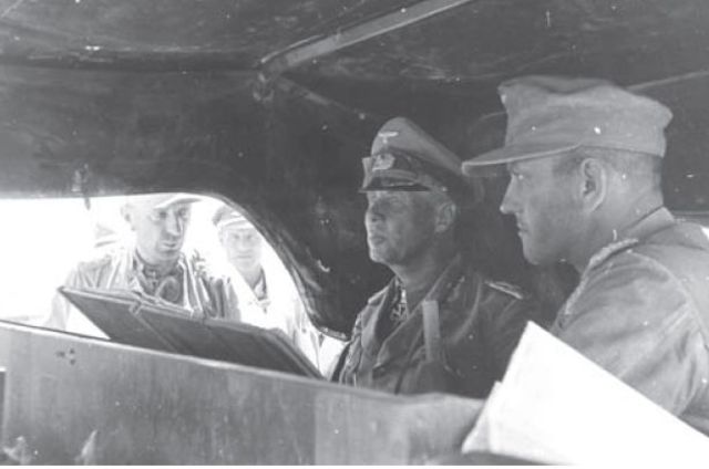 El Generalfeldmarschall dentro de su coche personal junto a sus oficiales. En su rostro se puede apreciar claramente la tensión y el agotamiento físico