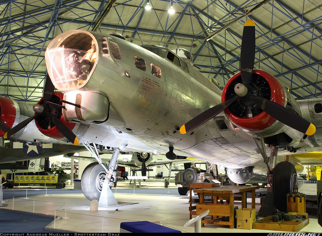 Boeing B-17G-95-DL. Nº de Serie 32509 44-83868 Square-A N está en exhibición en el Royal Air Force Museum, Londres, Inglaterra