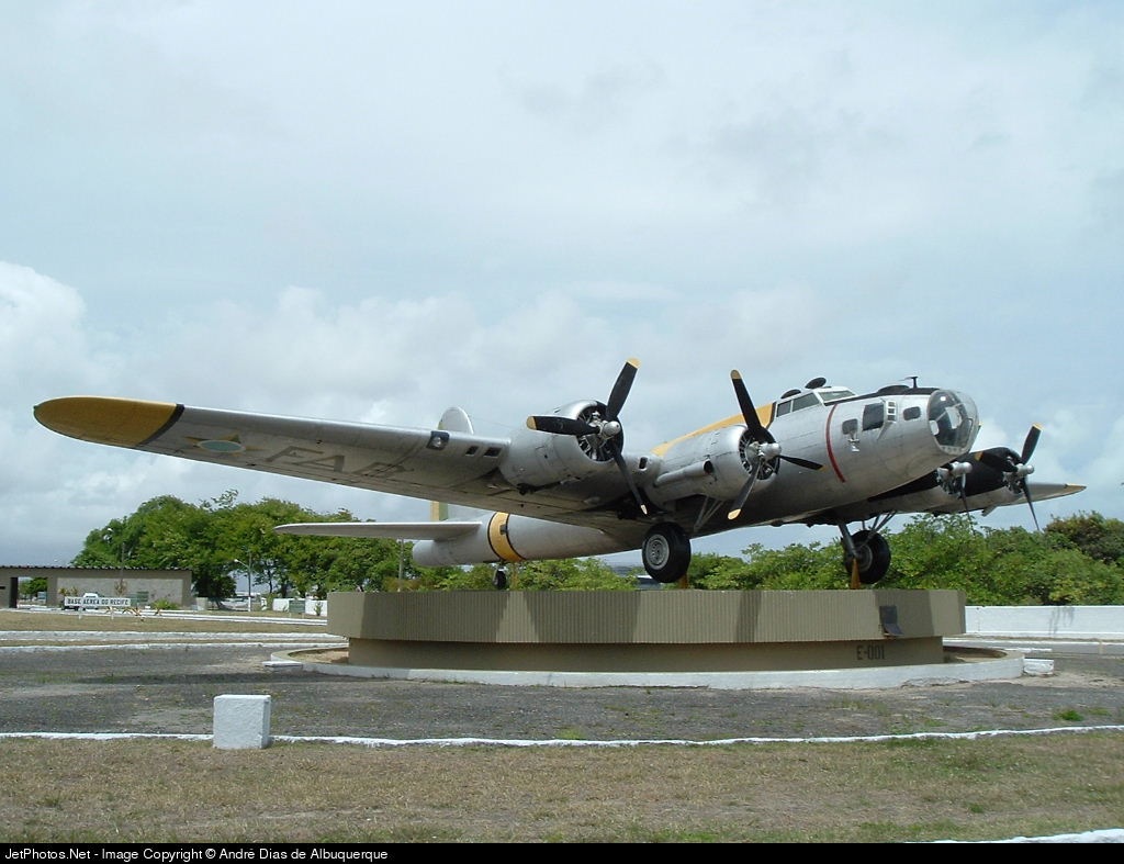 Boeing B-17G-95-VE B. Nº de Serie 8492 44-85583 está en exhibición en la Base Aérea de Recife, Brasil