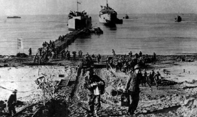 Infantería desembarcando en Anzio
