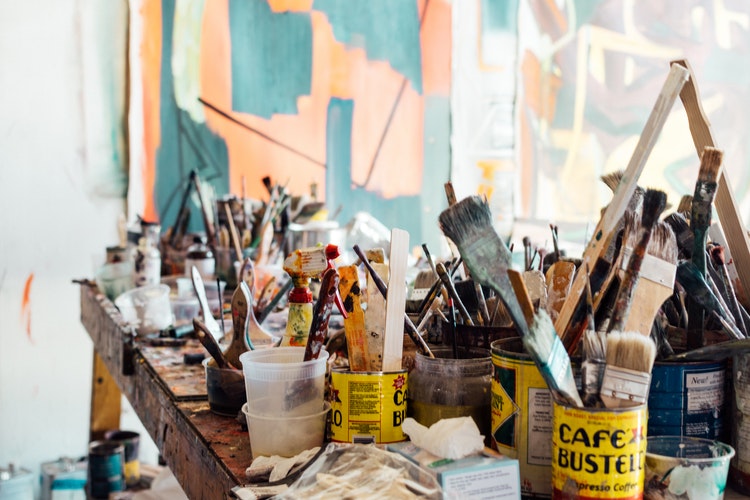 Art supplies clutter - Khara Woods // Unsplash