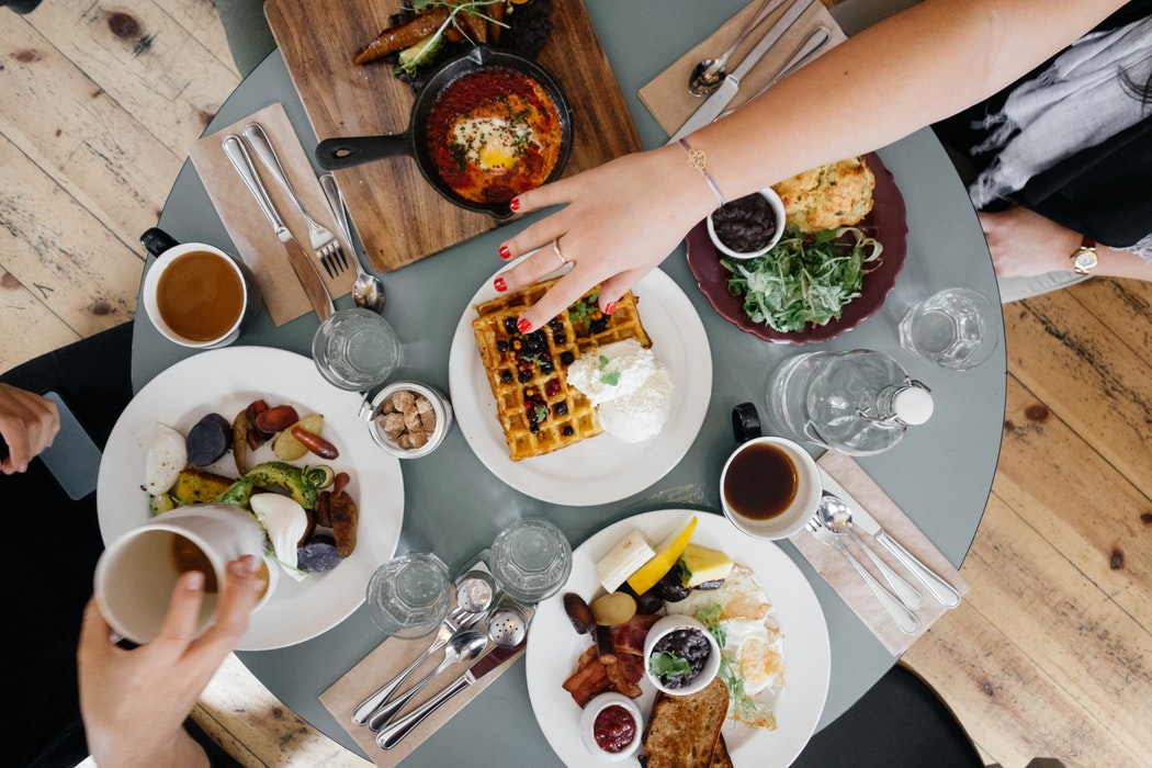 Brunching with Friends -  Ali Inay // Unsplash