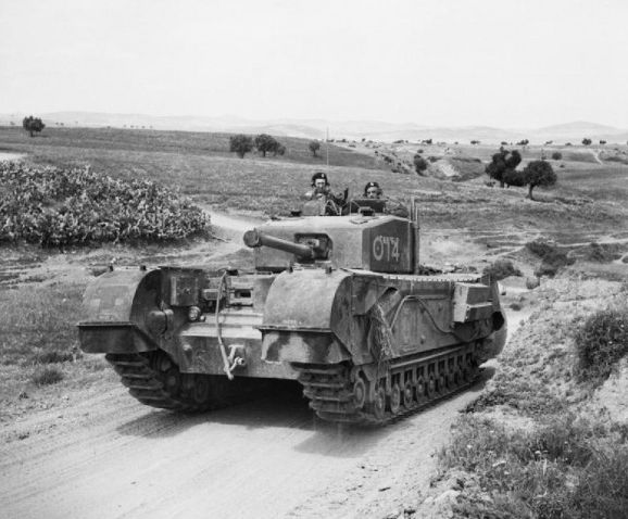 Tanque Churchill dirigiéndose hacia Efindaville, Túnez. Abril de 1943