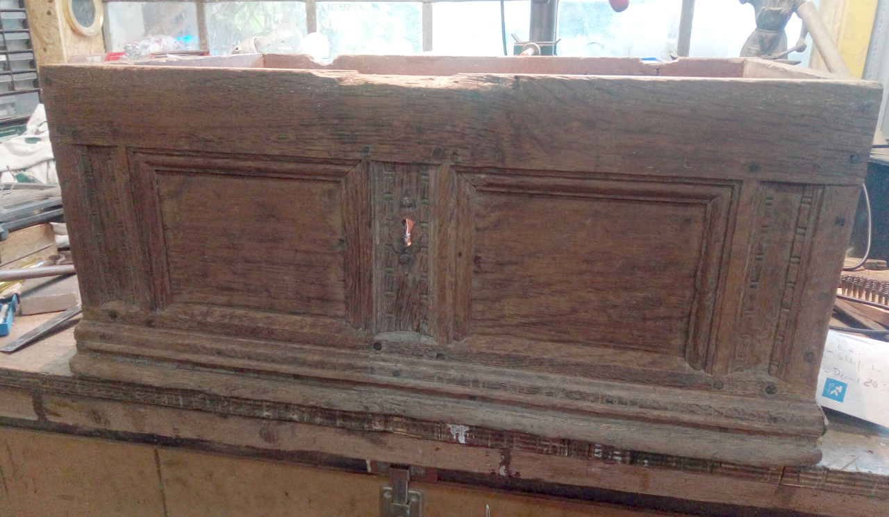Datieren von antiken Sideboards