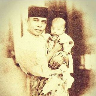 Sultan Iskandar bersama cucu sulung baginda