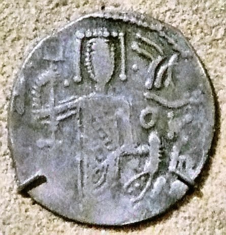  Bizans imparatorlarının tahtının siluetini kuşatan tacıyla, Manuel I saltanatı sırasında verilen bir gümüş para 